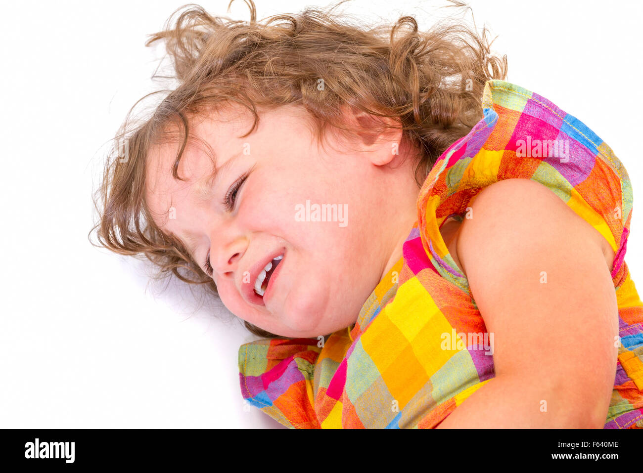 Triste bambina di piangere su sfondo bianco Foto Stock