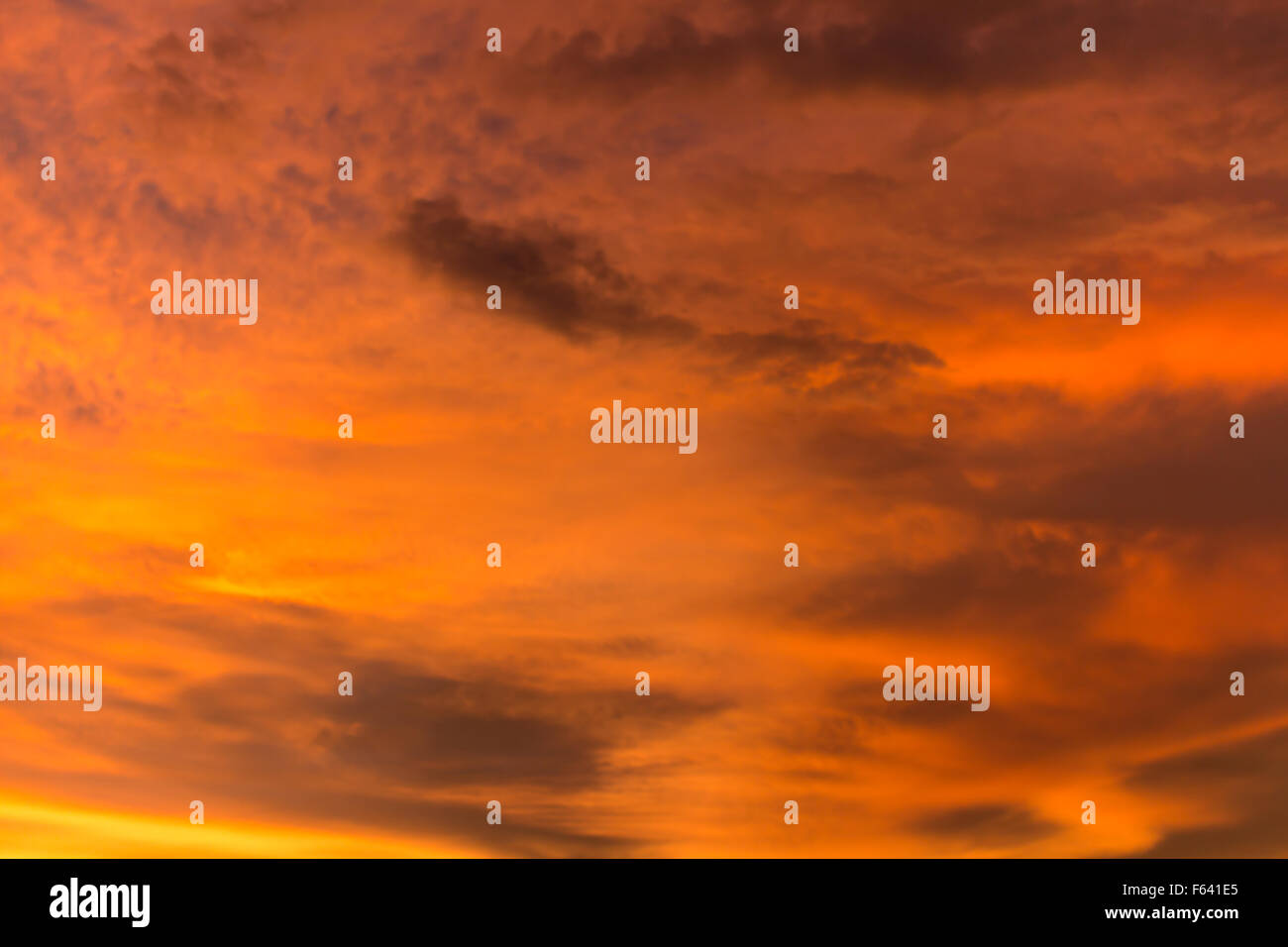 Il cloud di colore arancione sulla sera texture di sfondo Foto Stock
