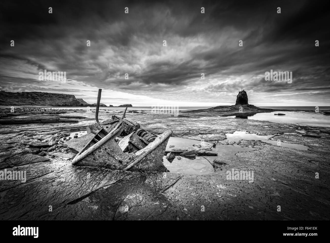 Il relitto dell'Admiral von Tromp sulle rocce di Saltwick Bay, Whitby, Regno Unito. Foto Stock