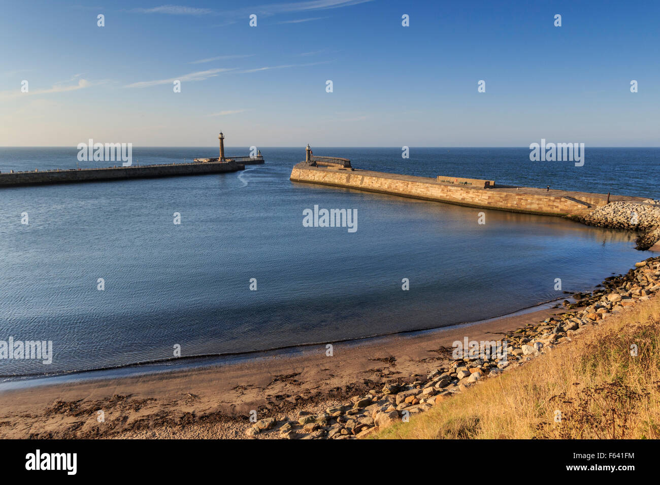 Whitby Pier su una bella giornata di sole, North Yorkshire, Regno Unito Foto Stock