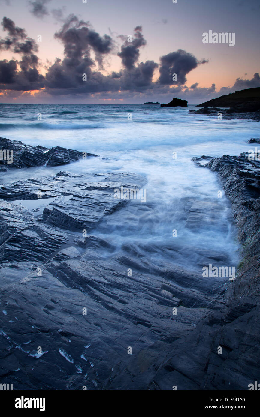 Sunst spiaggia rocciosa, Quies, vicino a Padstow North Cornwall Foto Stock