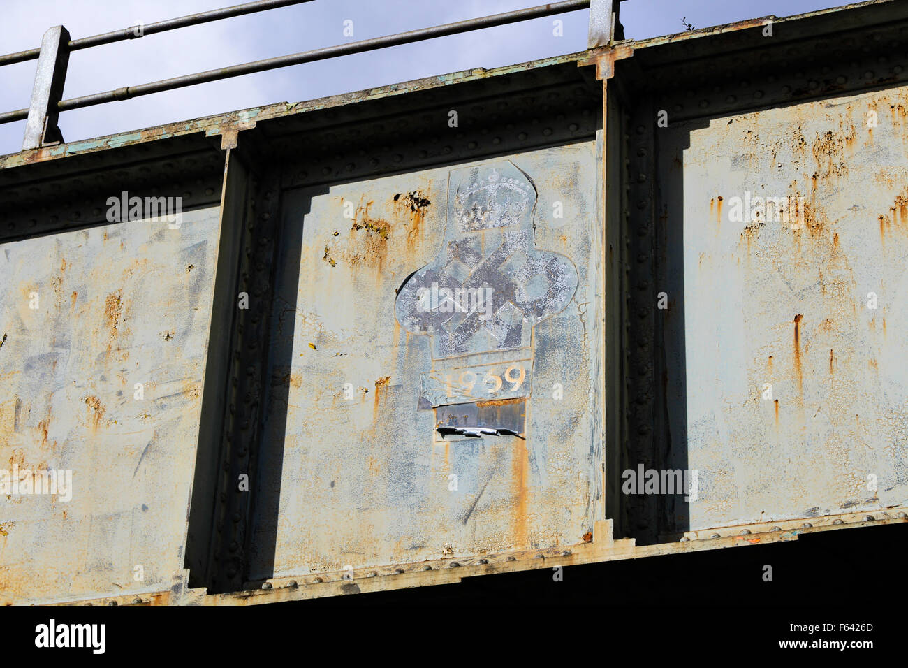 Unknown British engineering logo, datata 1969 sul lato di un ponte ferroviario in Gloucester Foto Stock