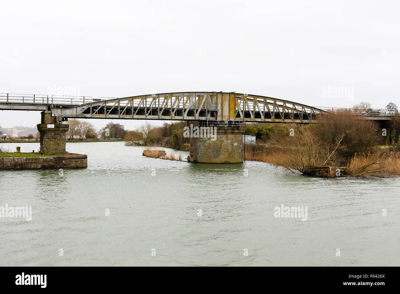 La nitidezza è vecchia ferrovia abbandonata swing ponte che attraversa il Gloucester nitidezza Canal. Foto Stock