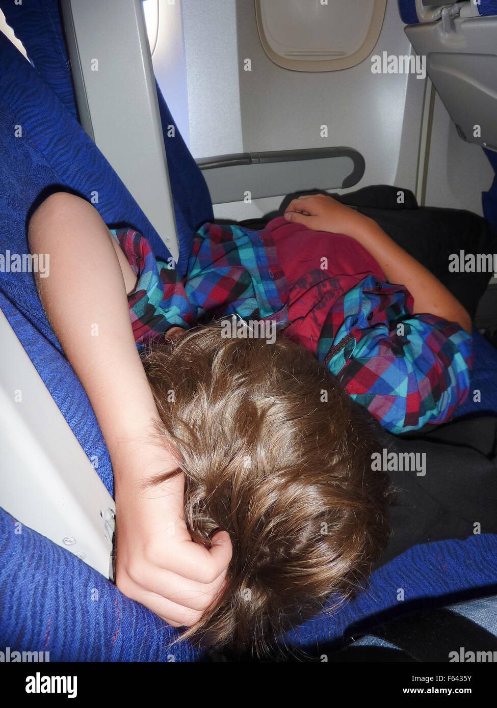 Ragazzo di dormire su un voli di lungo raggio Foto Stock