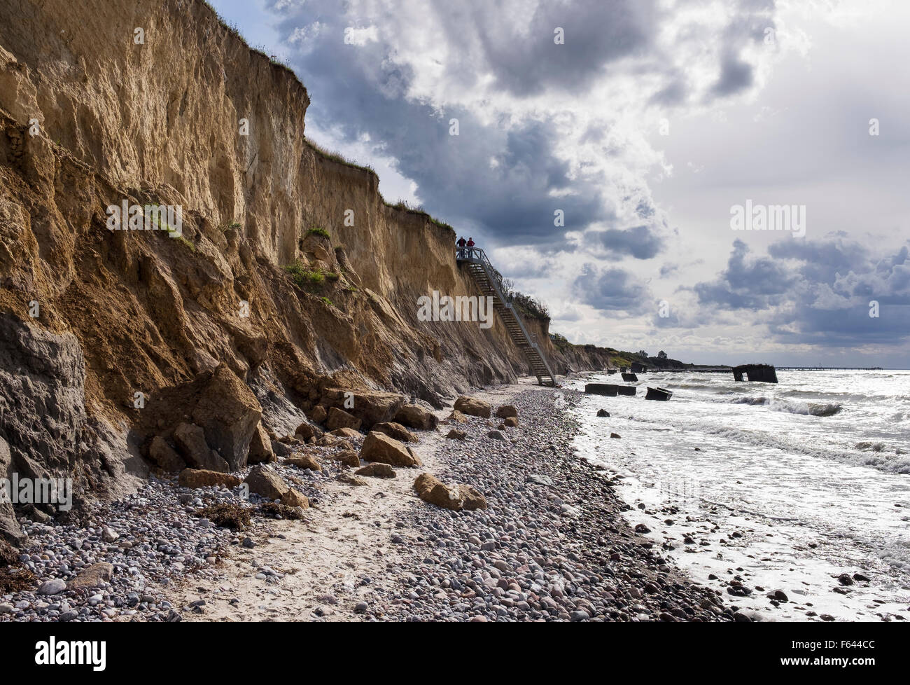 Scogliere lungo la riva, scale, Mar Baltico, Ahrenshoop, Fischland, Fischland-Zingst, Meclemburgo-Pomerania, Germania Foto Stock