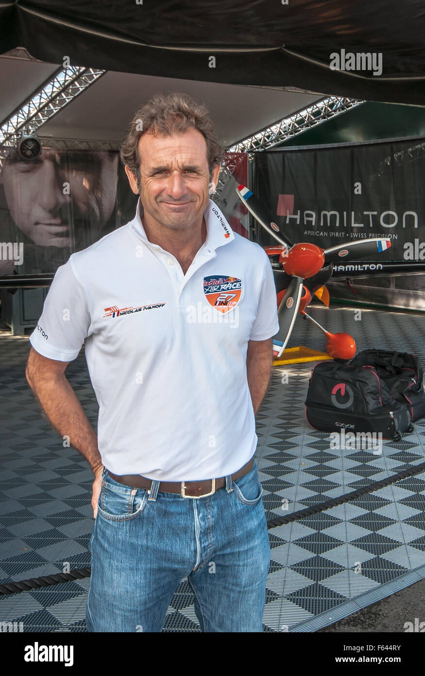 Nicolas Ivanoff è un pilota francese ed istruttore di volo che attualmente le gare in Red Bull Air Race racing serie. Hangar con piano di gara Foto Stock