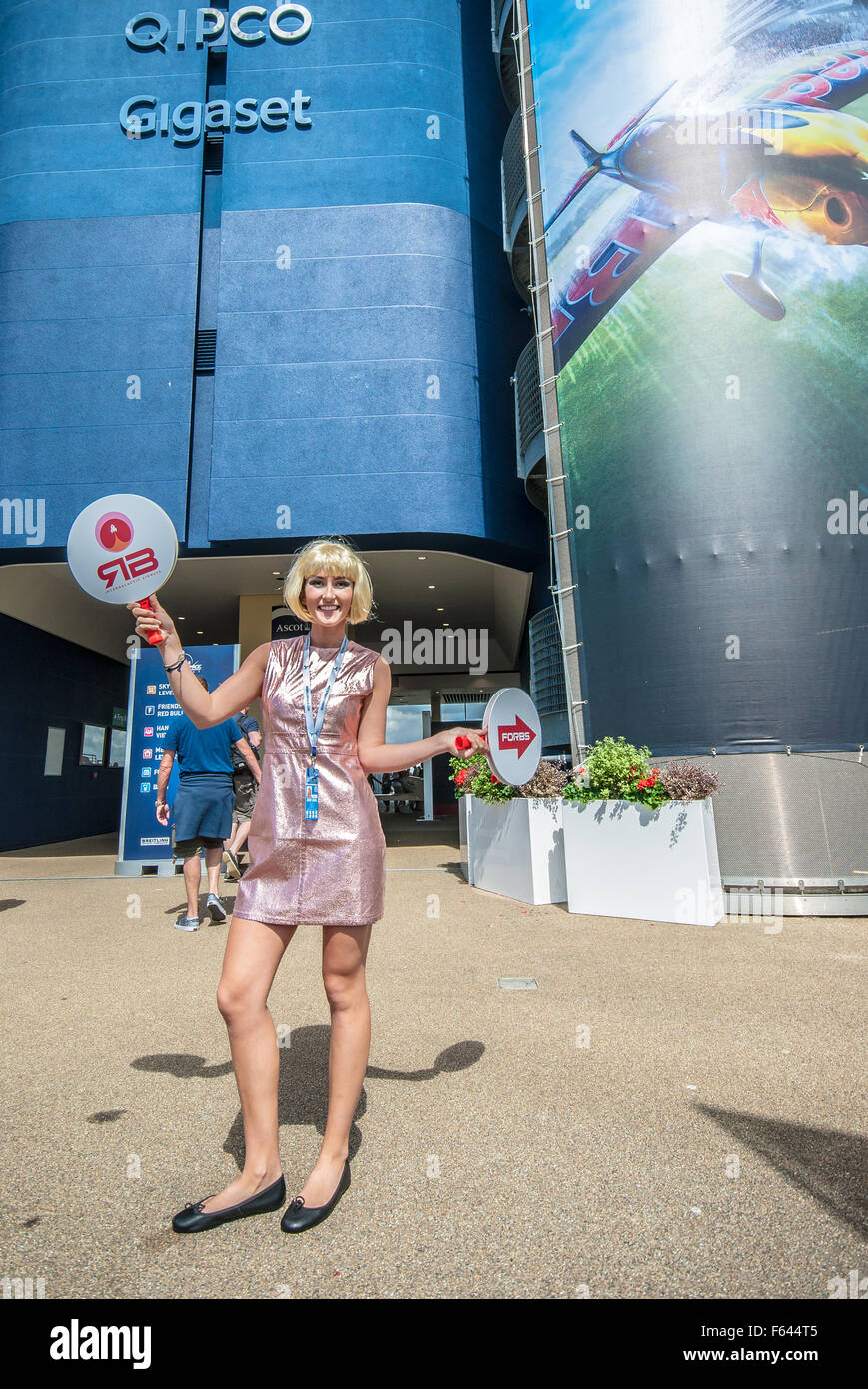 Una "ragazza spaziale" pubblicitaria per FORBS Intergalactic Airways alla Red Bull Air Race all'Ascot Racecourse. Donna Foto Stock