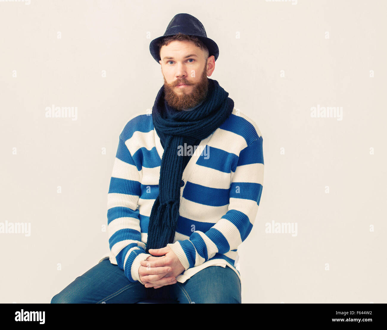 Uomo con una grande barba e mustaches in cap a lunghezza piena studio Foto Stock