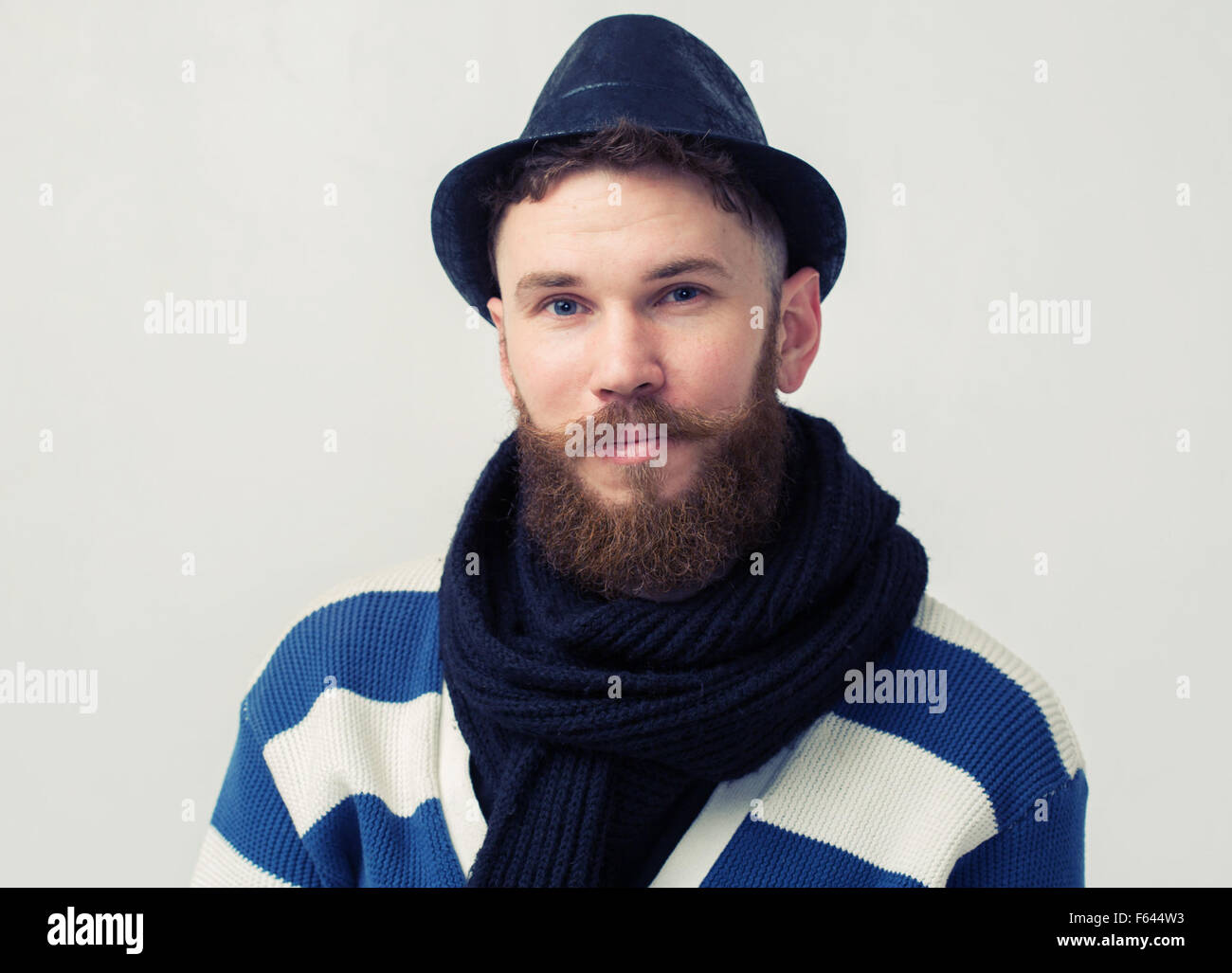 Uomo con una grande barba e mustaches in cap a lunghezza piena studio Foto Stock