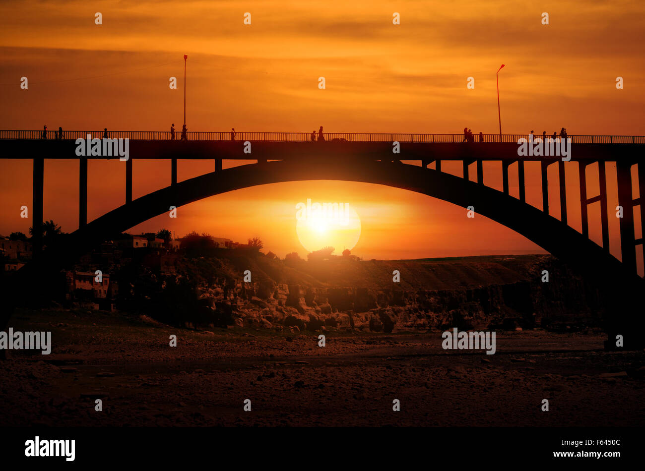 Famoso U Bein bridge e persone al tramonto Foto Stock