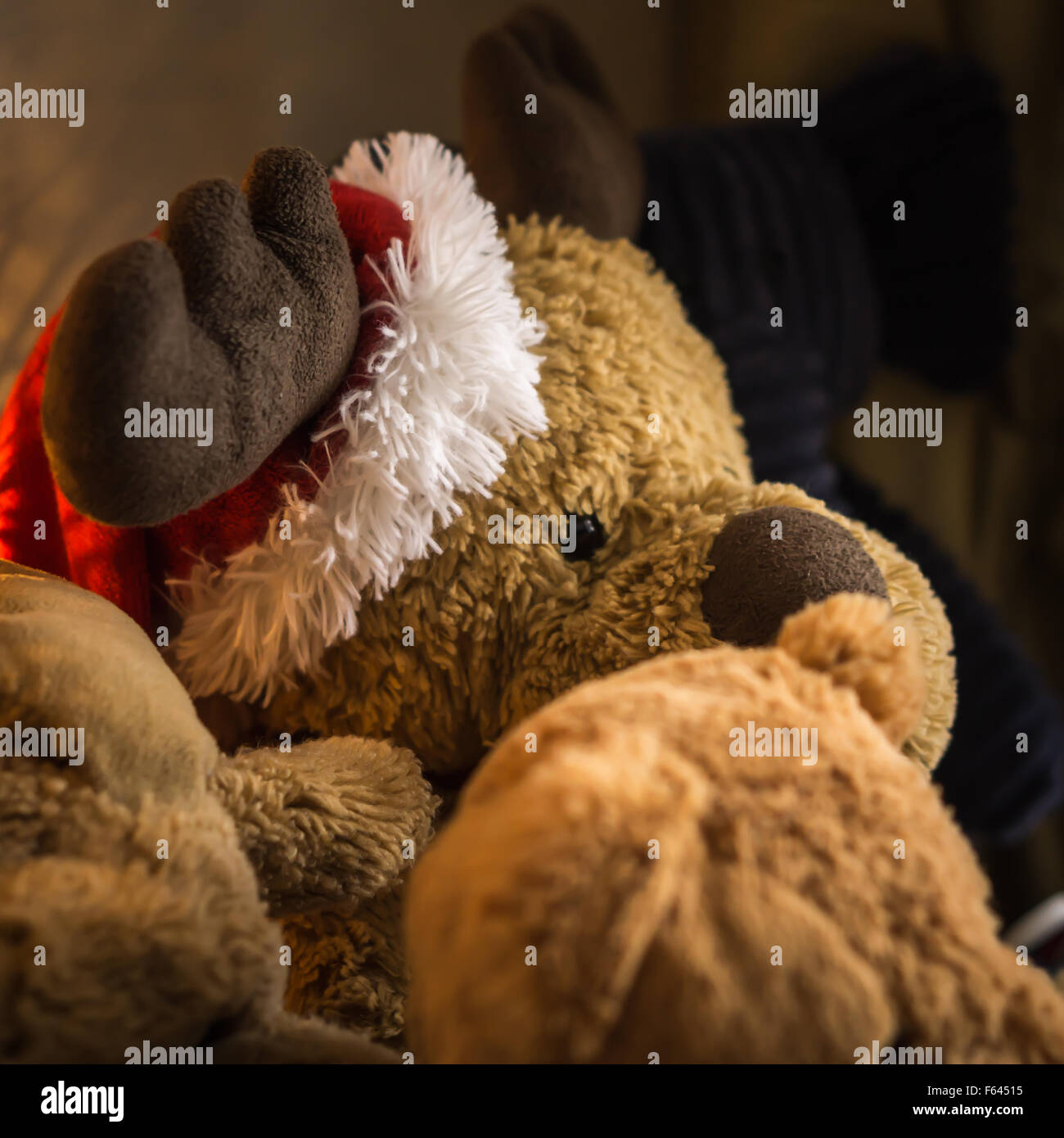 In attesa di Santa - gruppo di peluche con le renne di Santa Claus hat. Foto Stock