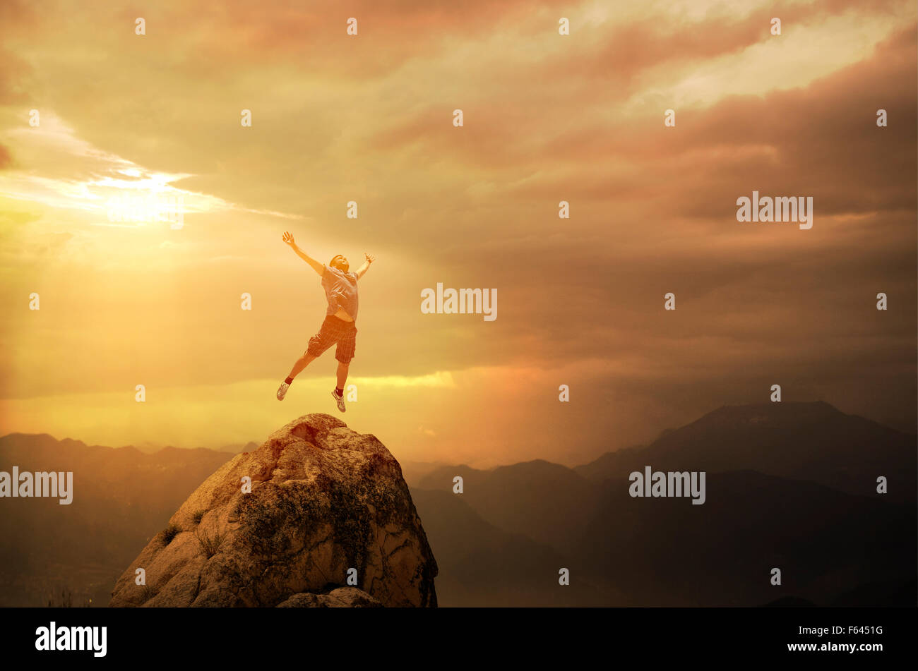 Jumping Man sul picco Foto Stock