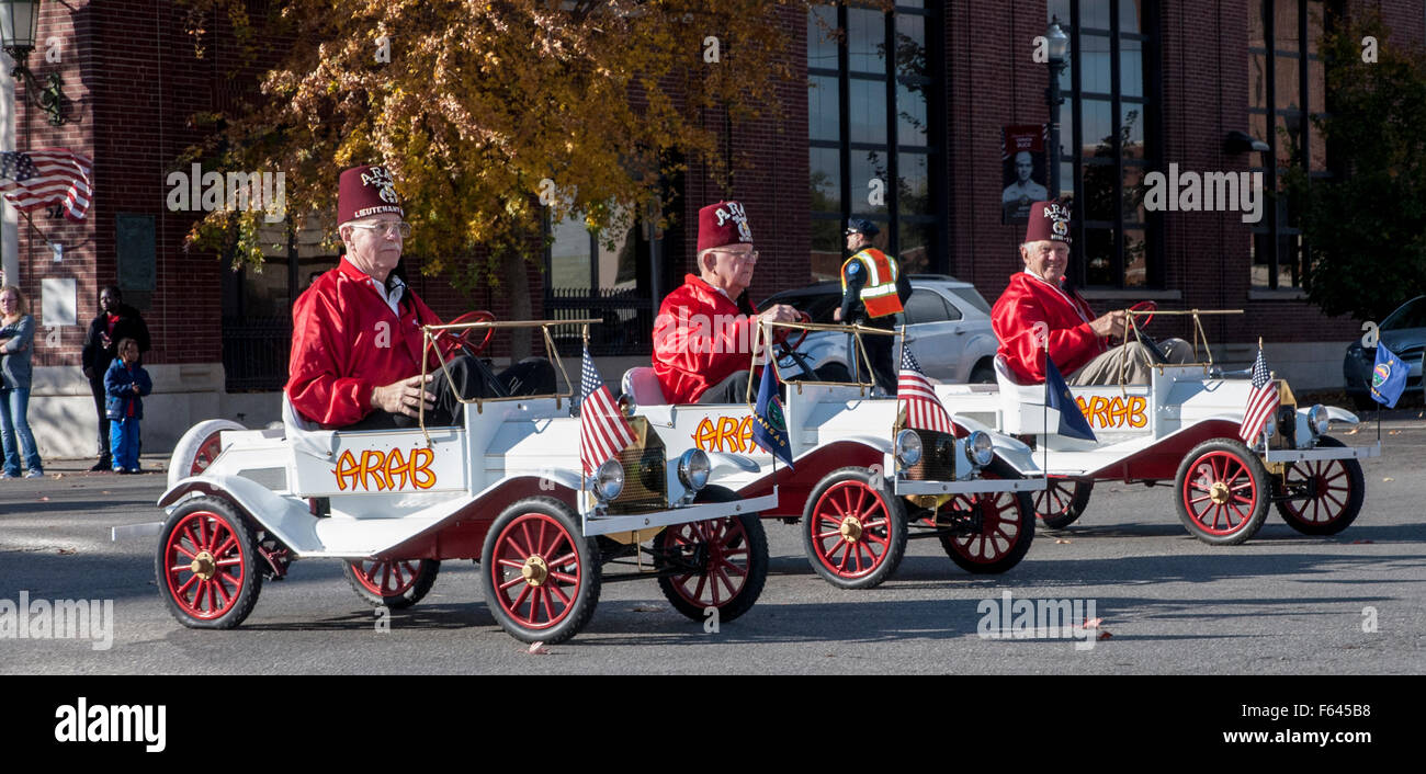 Emporia, Kansas, Stati Uniti d'America. 11 Novembre, 2015. Veterani parata del giorno in Emporia, Kansas la città che inizialmente avviato il giorno festivo che coincide con il giorno dell'Armistizio e il Giorno del Ricordo per contrassegnare la fine della prima guerra mondiale 1. I membri dell'Arabo unità Shriners loro iconica auto in miniatura in parata. Credito: Credito: mark reinstein/Alamy Live News Foto Stock