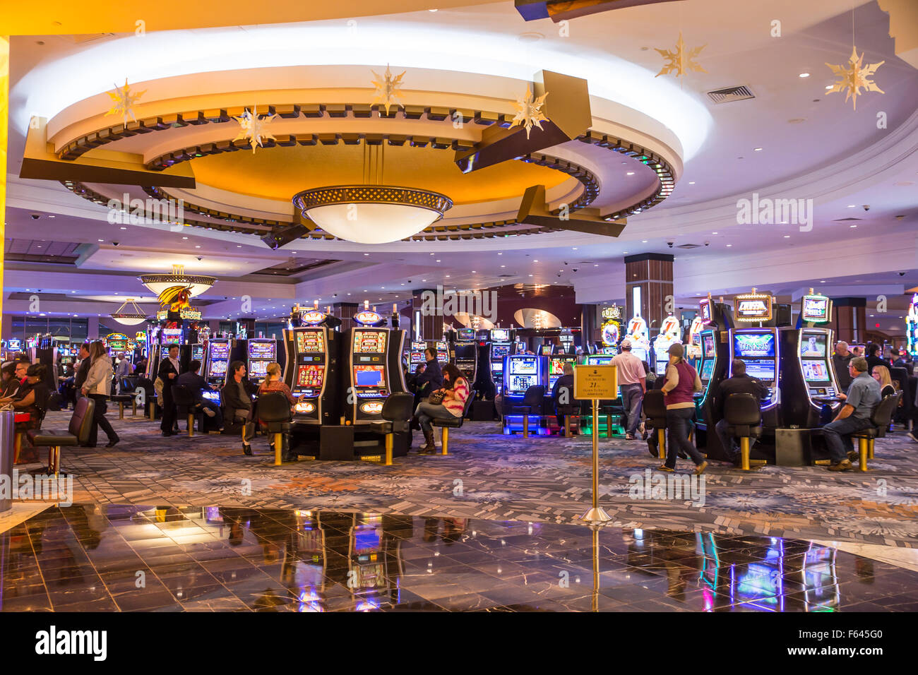 Vista di persone il gioco d'azzardo a slot machines in Foxwoods Casino. Foto Stock