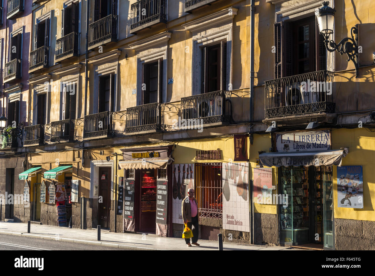 In Calle Mayor, una delle città più vecchie strade, Madrid, Spagna. Foto Stock