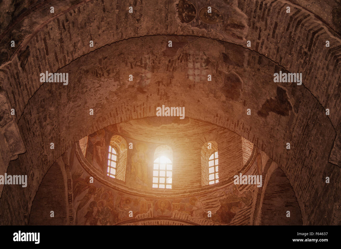 Finestra di misterioso nel buio antico Monastero Foto Stock