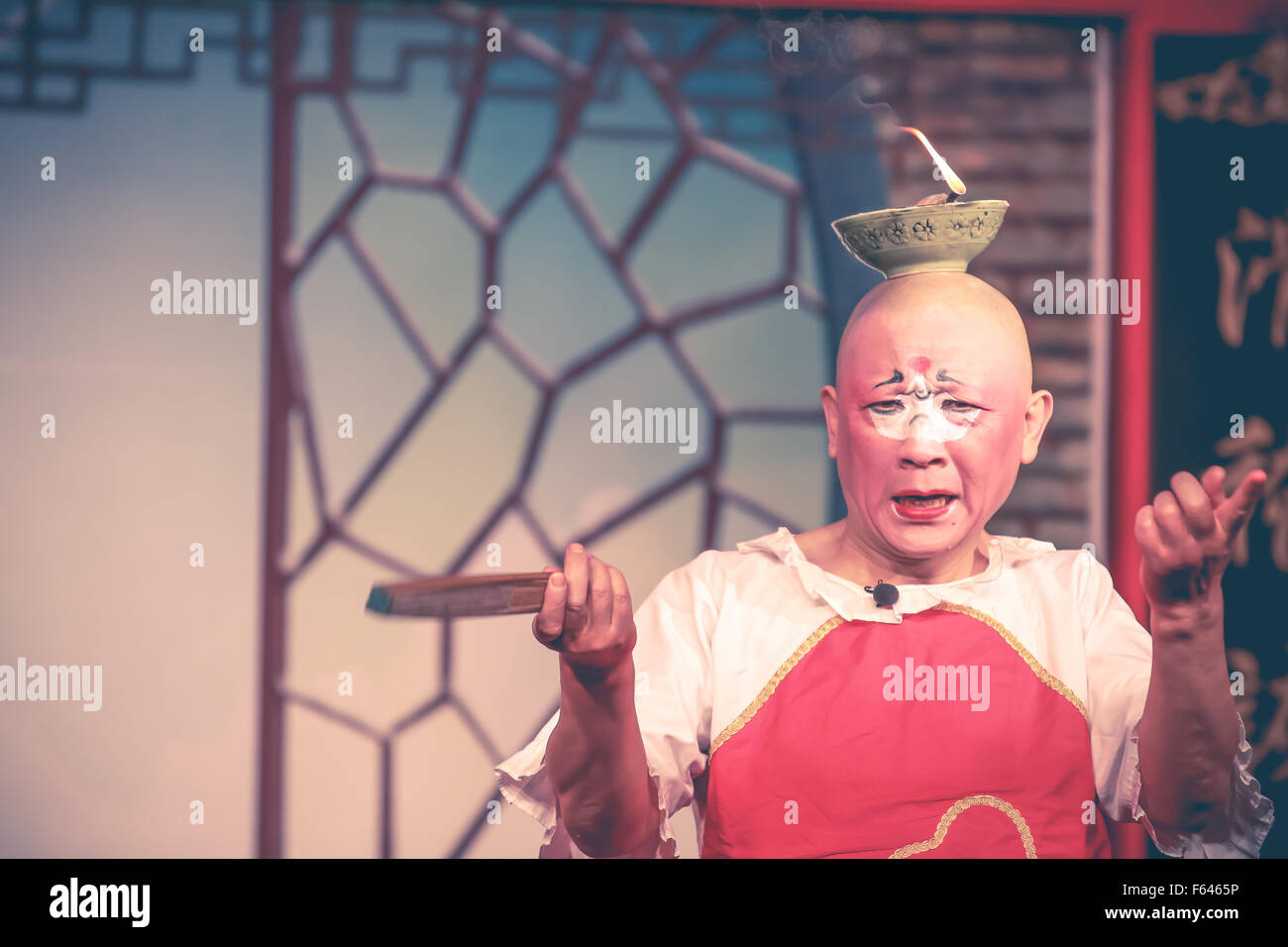 CHENGDU, Cina - 13 aprile: opera cinese clown con la lanterna sul suo capo il 13 aprile 2012 a Chengdu. Foto Stock