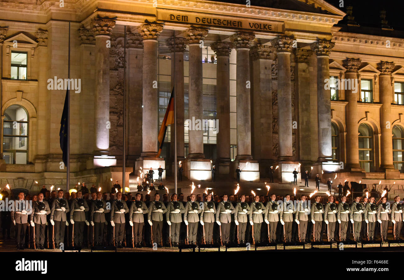 Berlino, Germania. Xi Nov, 2015. Numerosi soldati arriva al Grand Tattoo evento prima l'Edificio del Reichstag a Berlino, Germania, 11 novembre 2015. Forze armate tedesche si celebra la vigilia del sessantesimo anniversario della sua fondazione con la più alta forma di onorificenze militari. Il 12 novembre 1955 il primo 101 soldati hanno ricevuto il loro certificato di nomina. Foto: Rainer Jensen/dpa/Alamy Live News Foto Stock