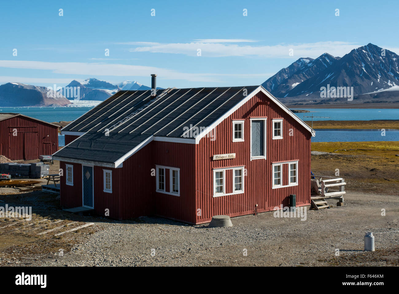 Norvegia, il Mare di Barents, Svalbard, Spitsbergen. Ny Alesund, Mellageret magazzino, c. 1919, una volta utilizzato per memorizzare il caffè, zucchero, ecc. Foto Stock