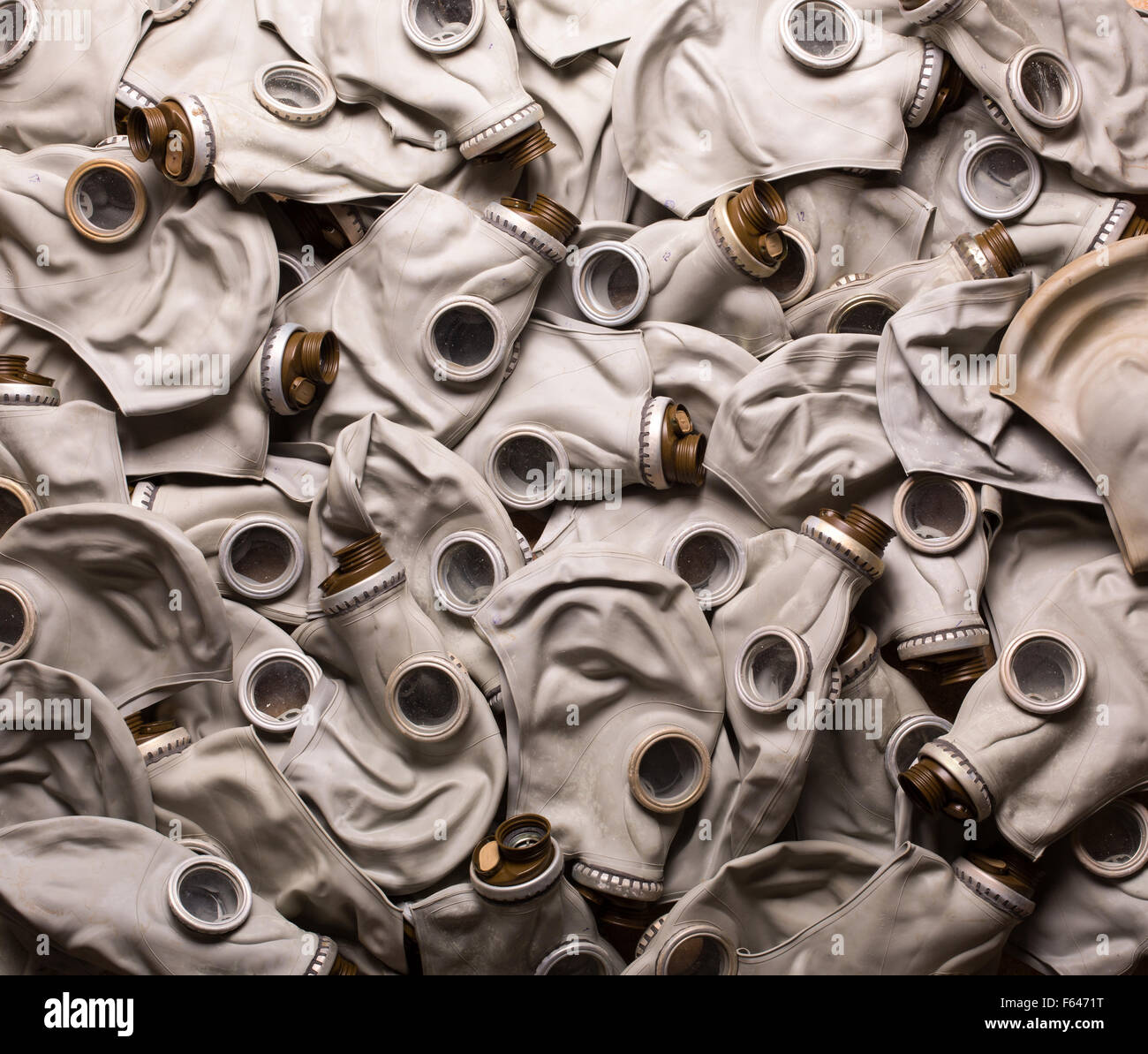 Sullo sfondo di un vecchio e sporco di maschere antigas Foto Stock