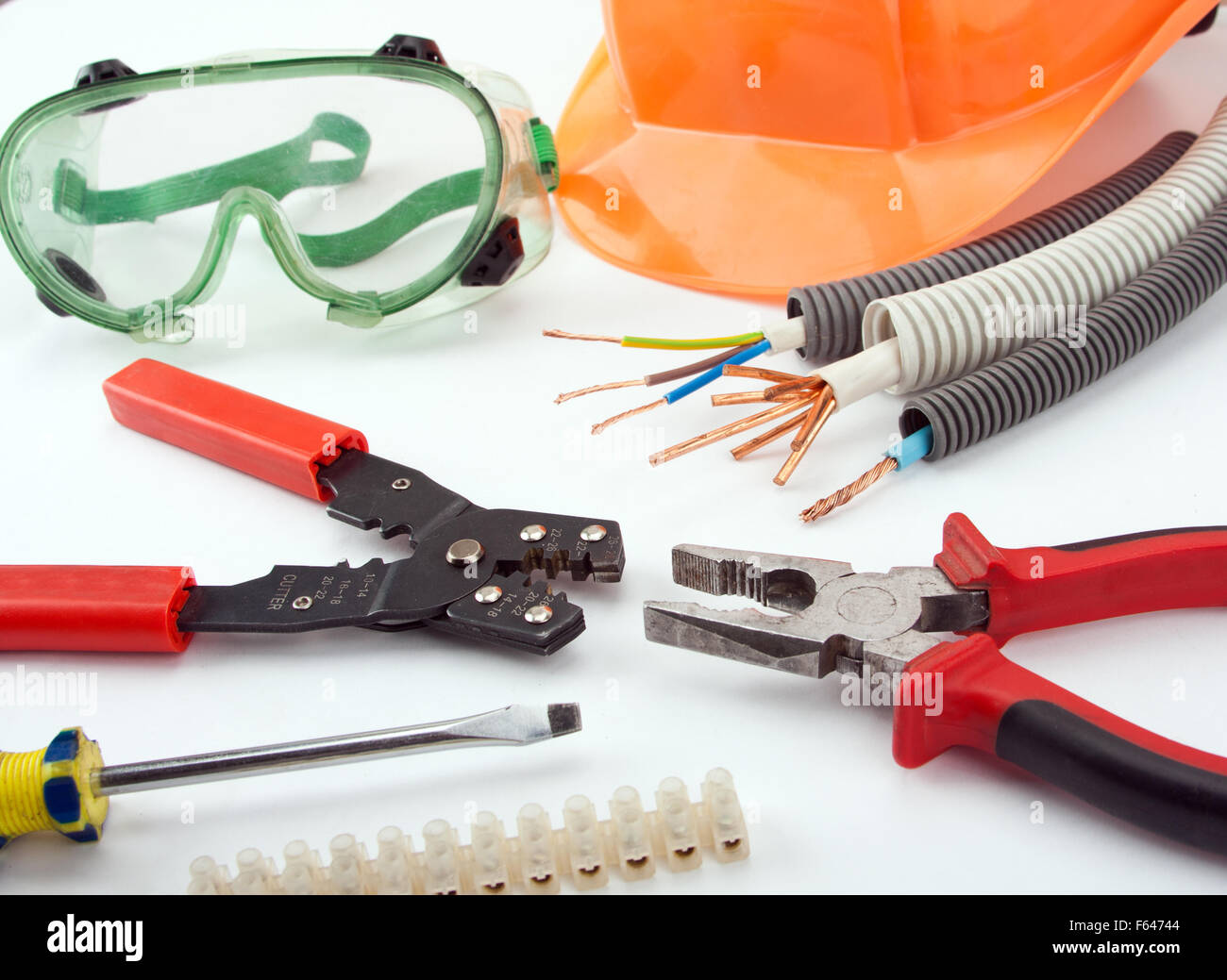 Per elettricista strumenti. Hardhat, pinze, cavi, taglierina, cacciavite, ecc. Foto Stock