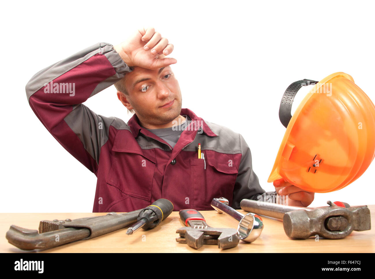 Stanco uomo di lavoro con strumenti. Isolato su bianco Foto Stock