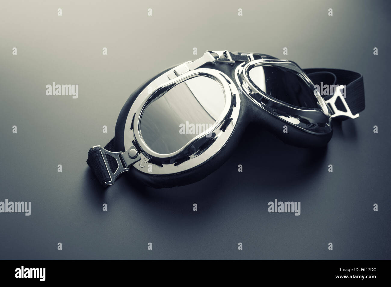 Occhiali da pilota su sfondo grigio Foto Stock