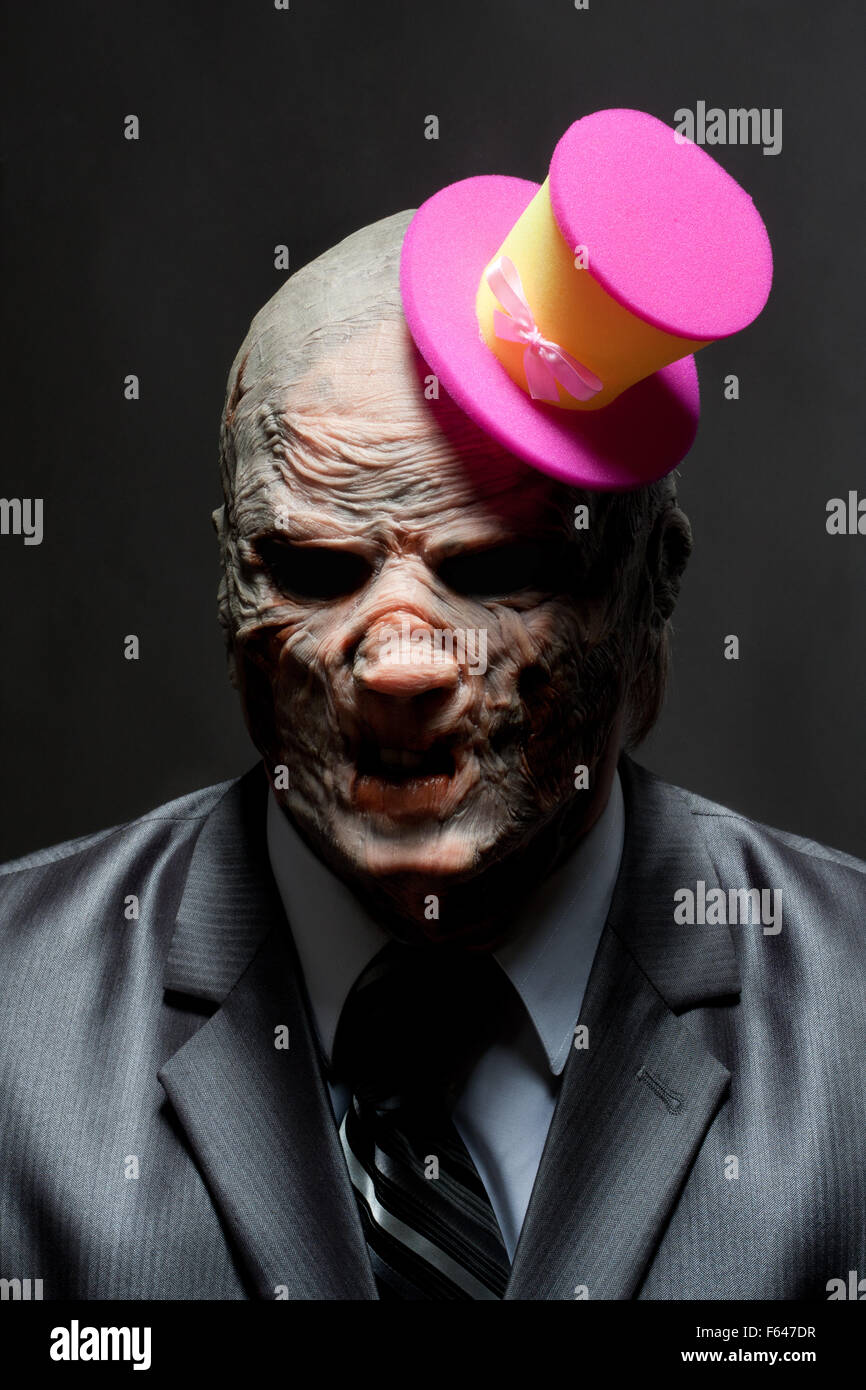 Triste mostro nel business suit con buffo cappello rosa Foto Stock