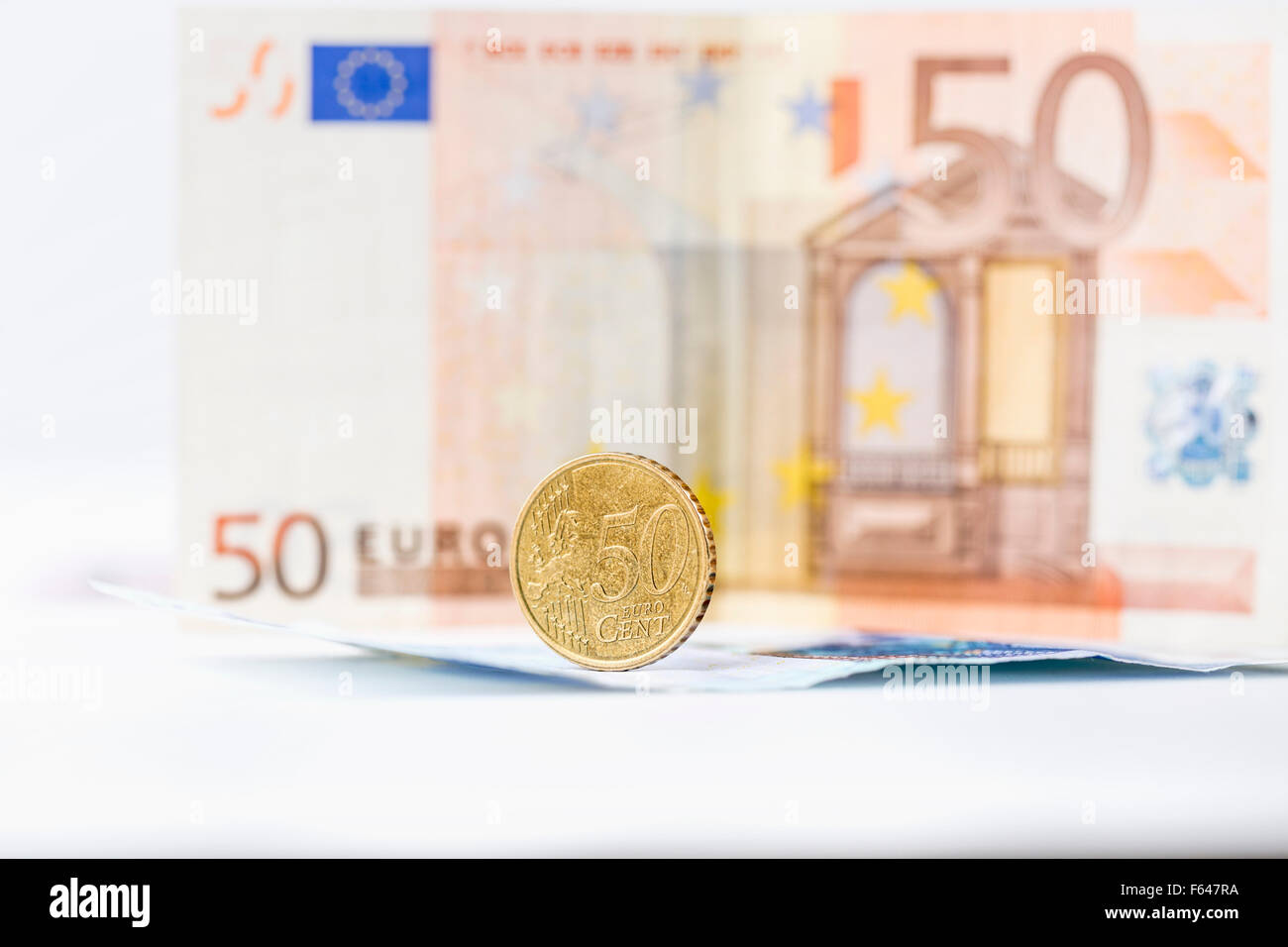 Business, finanze, risparmio e concetto di cassa - close up di euro Banconote e monete sul tavolo Foto Stock