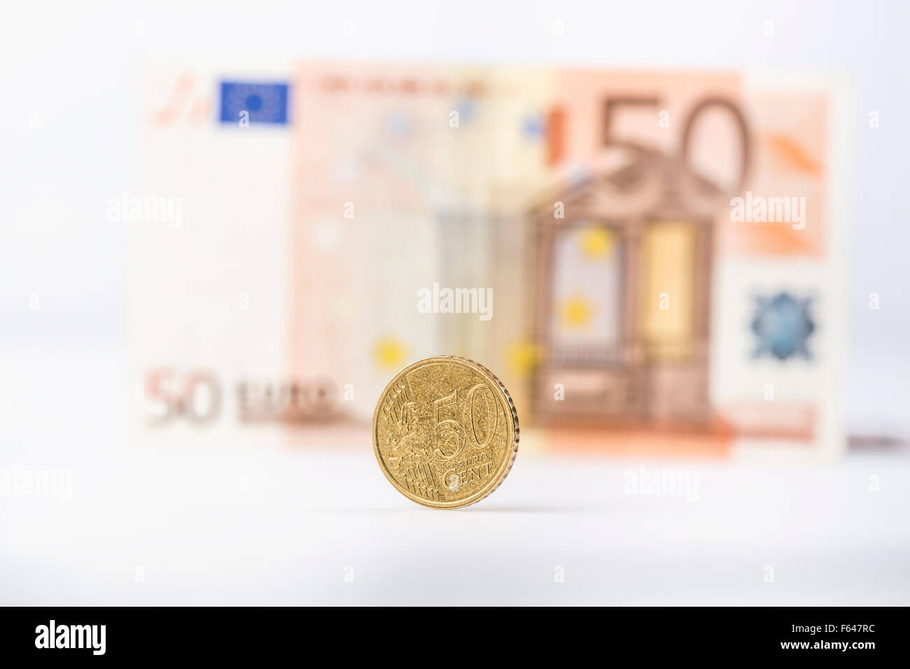 Business, finanze, risparmio e concetto di cassa - close up di euro Banconote e monete sul tavolo Foto Stock