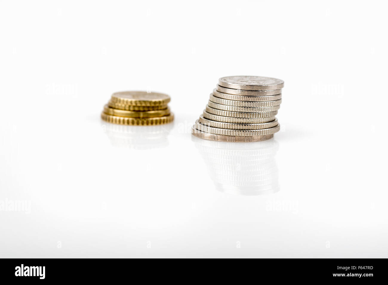 Business, finanze, risparmio e concetto di cassa - close up di monete in euro sul tavolo Foto Stock