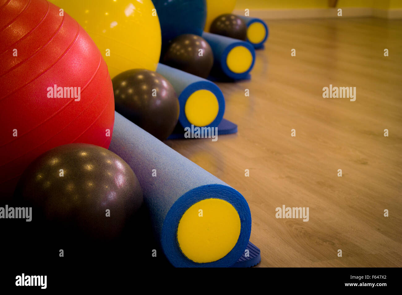 Una selezione di attrezzature da palestra che spaziano dalla sfera di pilates yoga a rotoli. Foto Stock