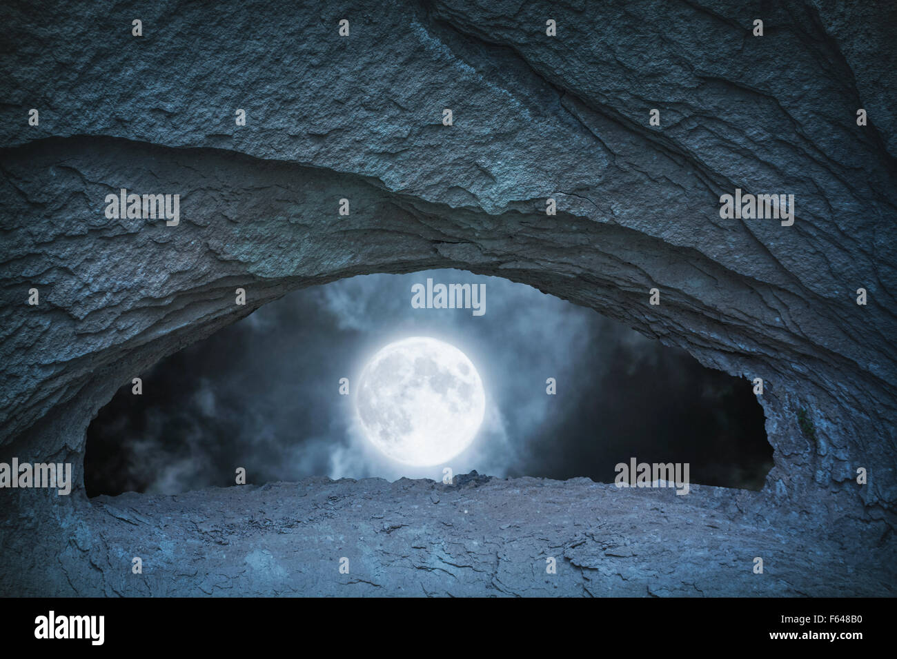 Luna piena di notte vista dalla grotta blu Foto Stock
