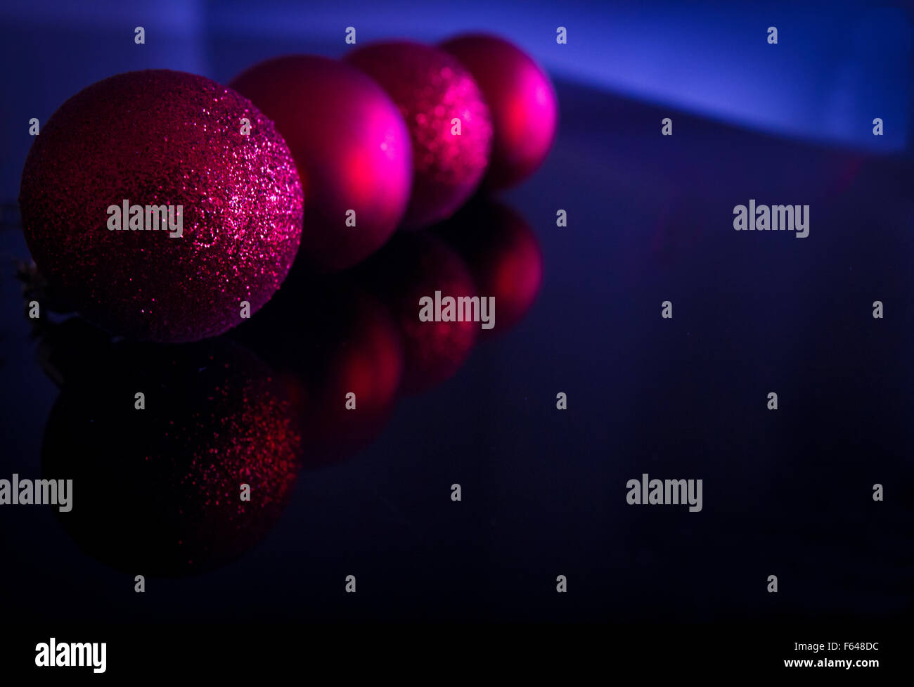 Decorazione per albero di Natale. Rosso albero di natale palle sul nero e sfondo blu. Orizzontale. Spazio. Foto Stock