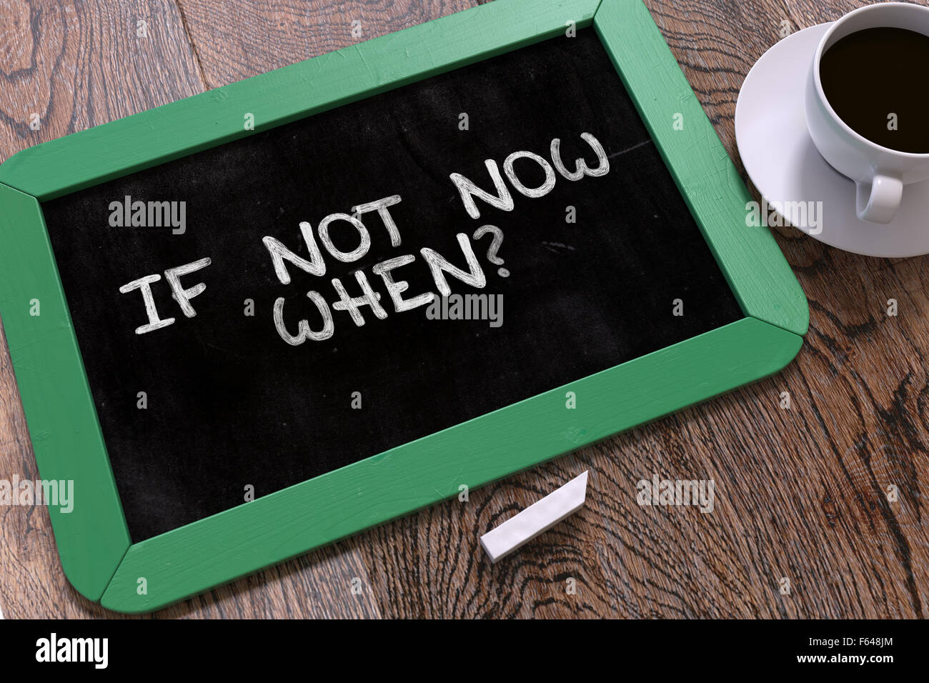 Se non ora, quando - manoscritte preventivo di ispirazione sulla lavagna verde. Il concetto di business. Composizione con lavagna e tazza di Foto Stock