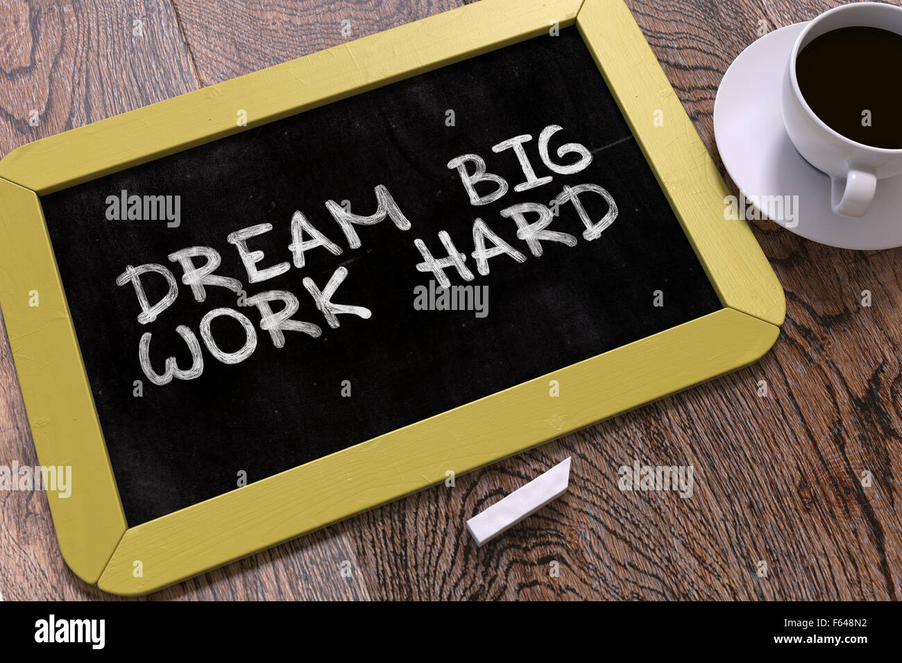 Grande Sogno, duro lavoro. Preventivo di ispirazione sul piccolo giallo lavagna. Background aziendale. Vista dall'alto. Foto Stock