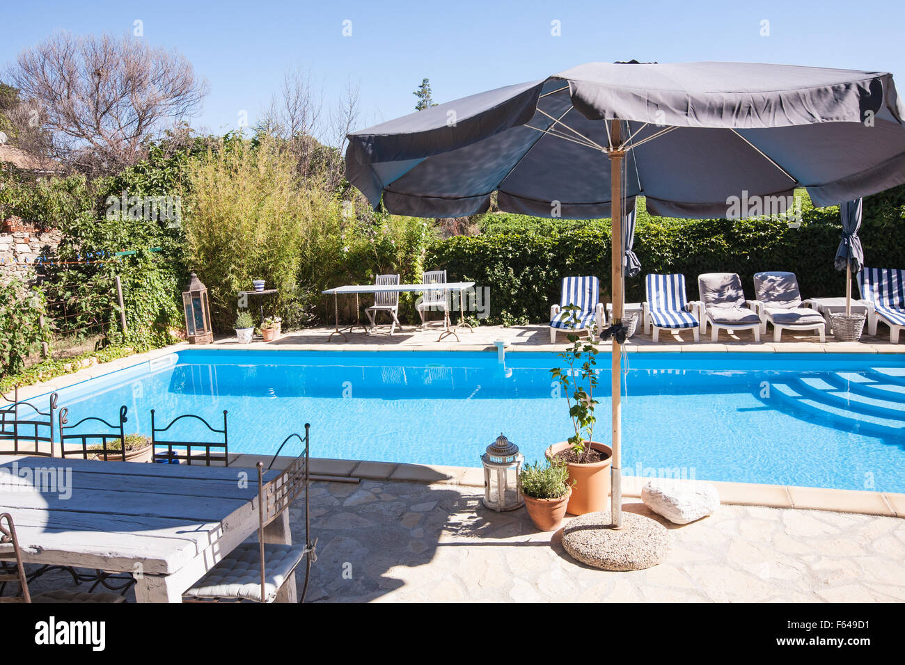 L'Hotel,Gite,villa,sistemazione,con, piscina e vigneti al borgo di Le Someil sulle rive del Canal du Midi, il sud della francia, francese, Foto Stock
