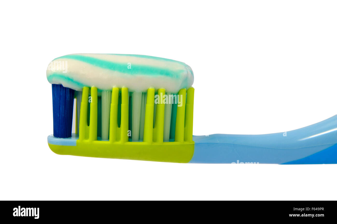 Spazzolino da denti con pasta isolare su bianco Foto Stock