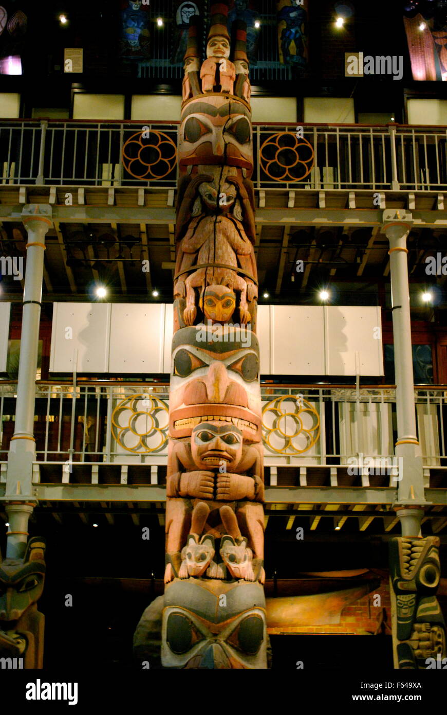 Il totem pole al Pitt Rivers Museum presso la Oxford University del Museo di Storia Naturale, Oxford, Inghilterra Foto Stock