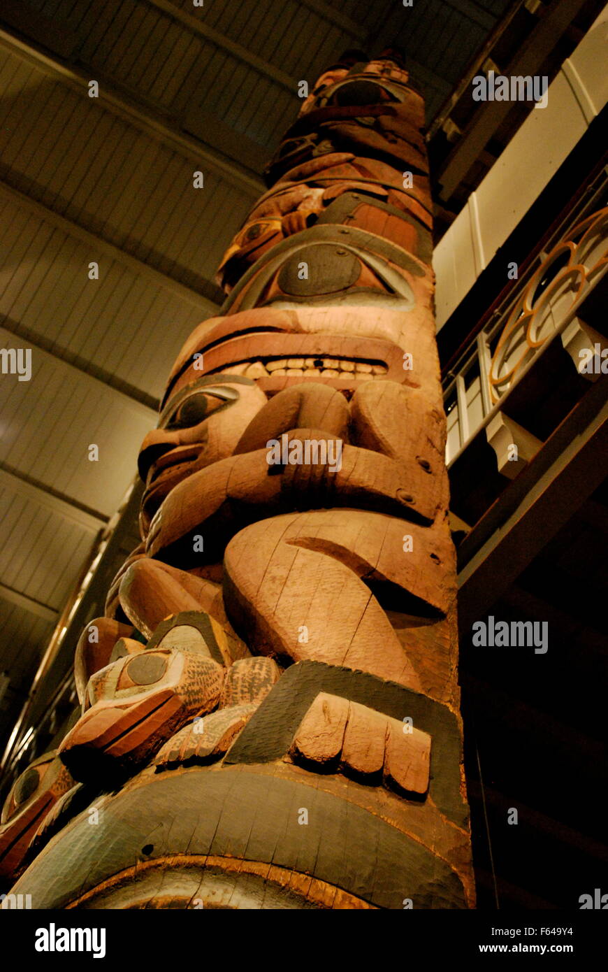 Il totem pole al Pitt Rivers Museum presso la Oxford University del Museo di Storia Naturale, Oxford, Inghilterra Foto Stock