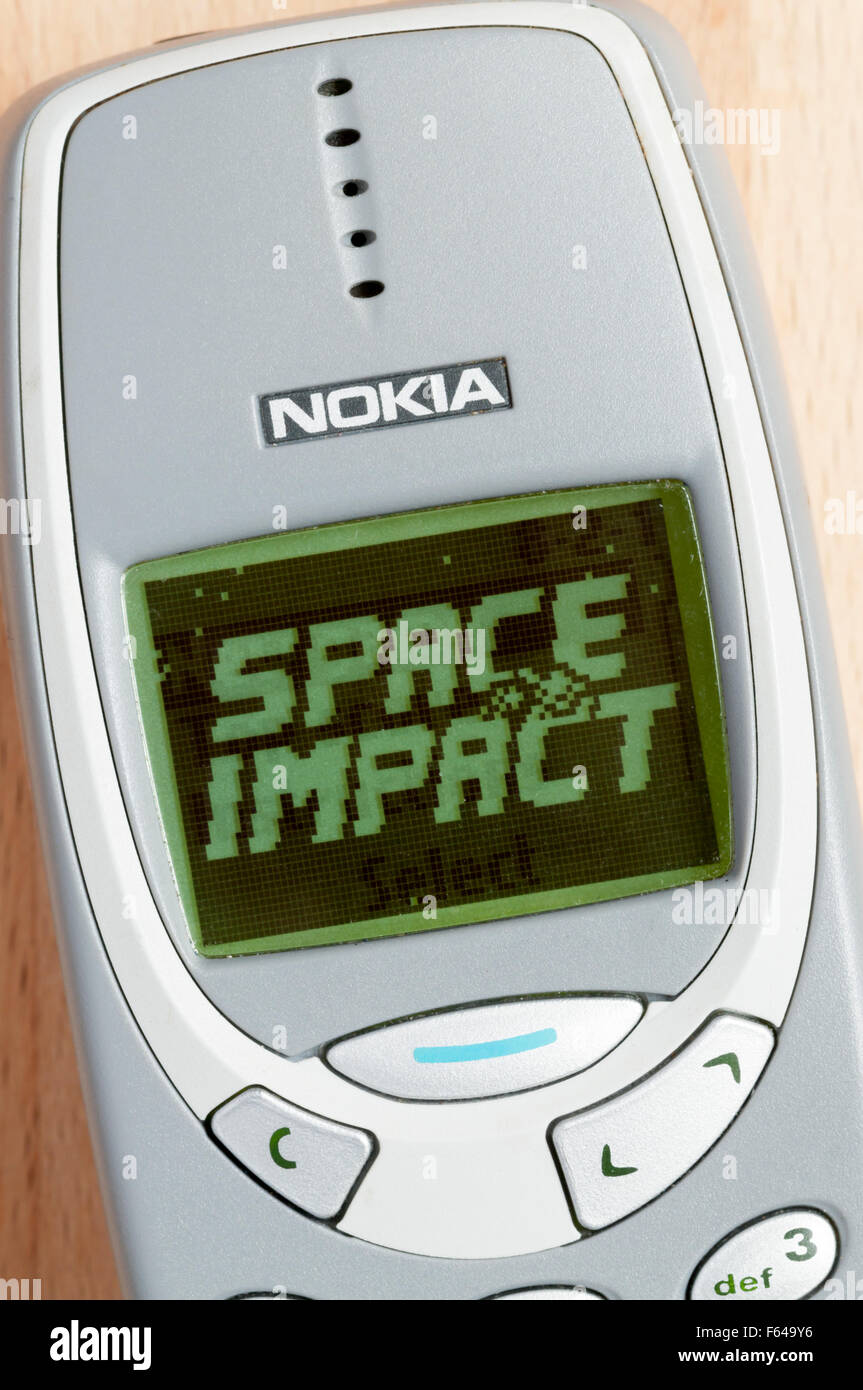 La schermata del titolo di culto Space Impact gioco su un Nokia 3310 telefono mobile. Foto Stock