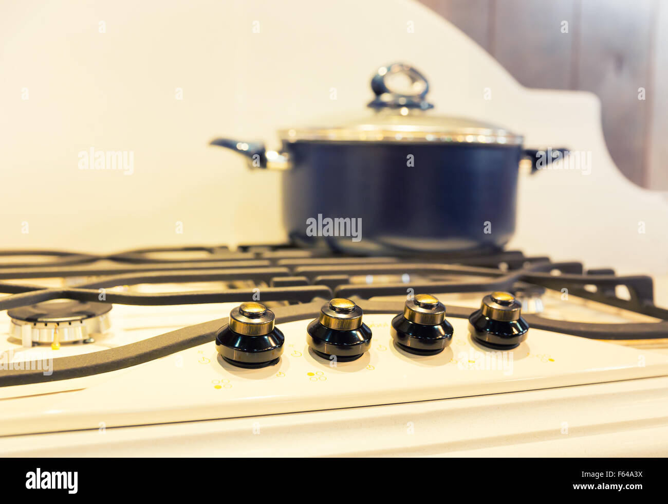 Stufa con la pentola sul bianco cucina moderna closeup Foto Stock