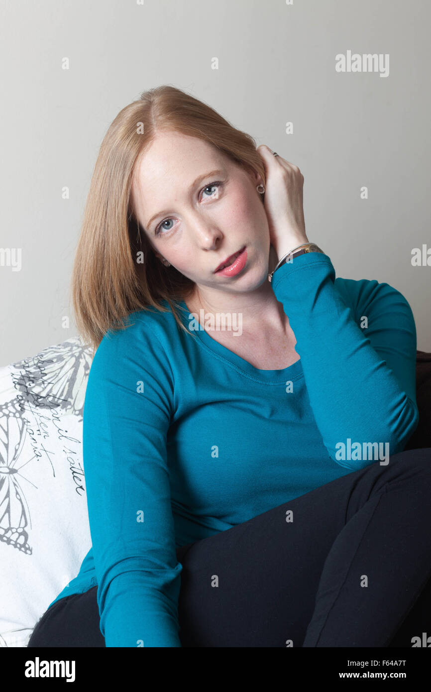 Testa e la spalla di una giovane donna Foto Stock