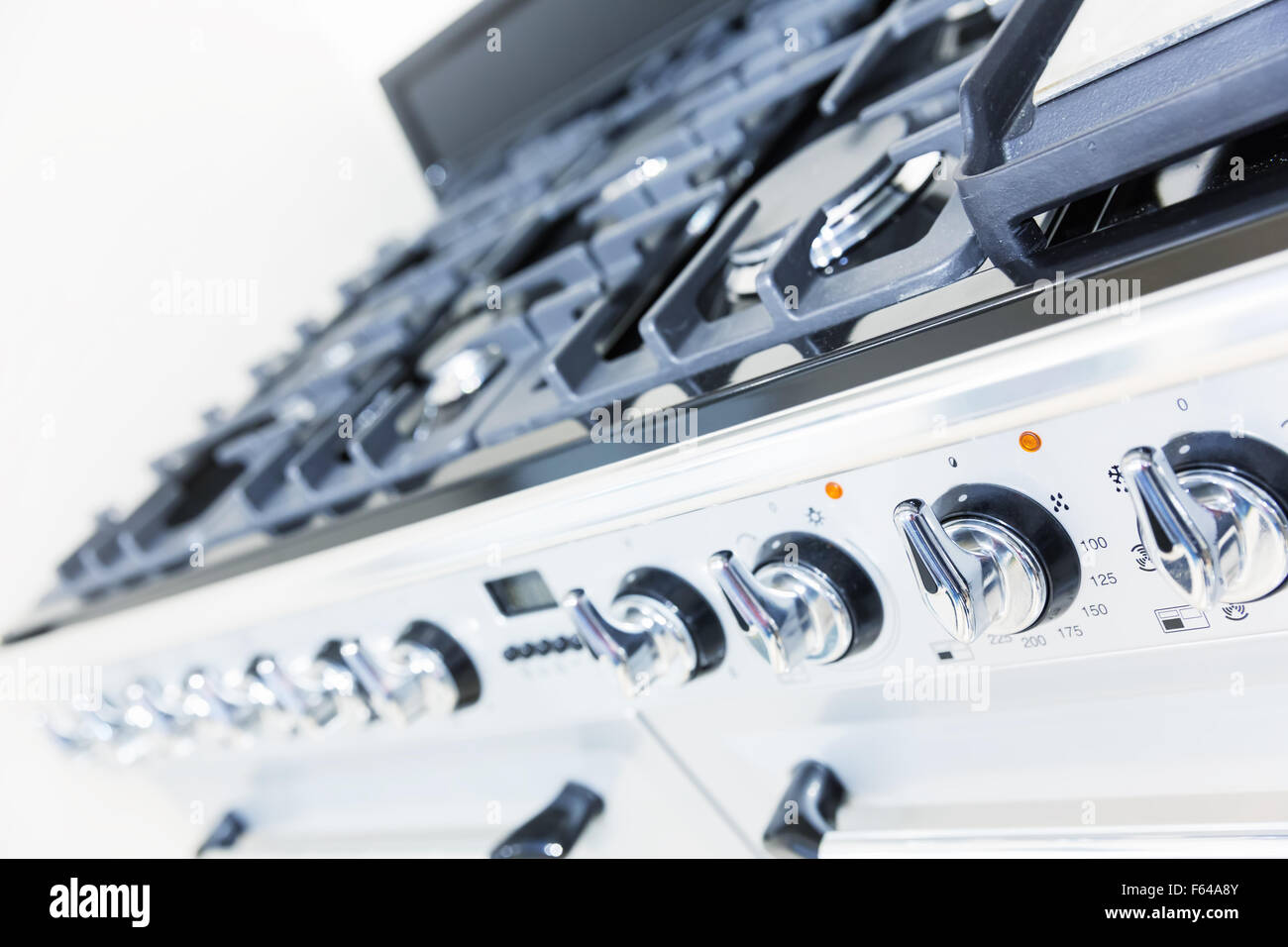 Stufa nero su bianco la cucina moderna closeup Foto Stock