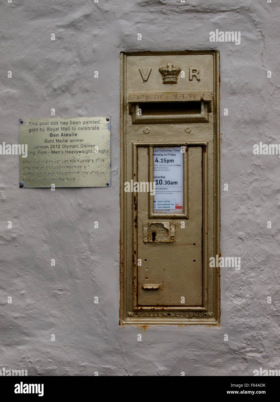 Oro post box in omaggio al marinaio Ben Ainslie's medaglia d'oro alle Olimpiadi vincere al Pandora Inn, Restronguet, Falmouth, Cornwall, Regno Unito Foto Stock