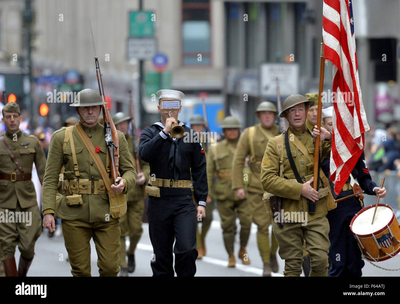 New York, Stati Uniti d'America. Xi Nov, 2015. La guerra gli storici di marzo nella Giornata dei veterani Parade sulla Quinta Avenue di New York City, Stati Uniti, nov. 11, 2015. Conosciuto come il "America's Parade', veterani parata del giorno in New York City offre oltre 20.000 partecipanti, compresi i veterani, unità militari, delle imprese e di alta scuola bande e civici e gruppi di giovani. © Wang Lei/Xinhua/Alamy Live News Foto Stock