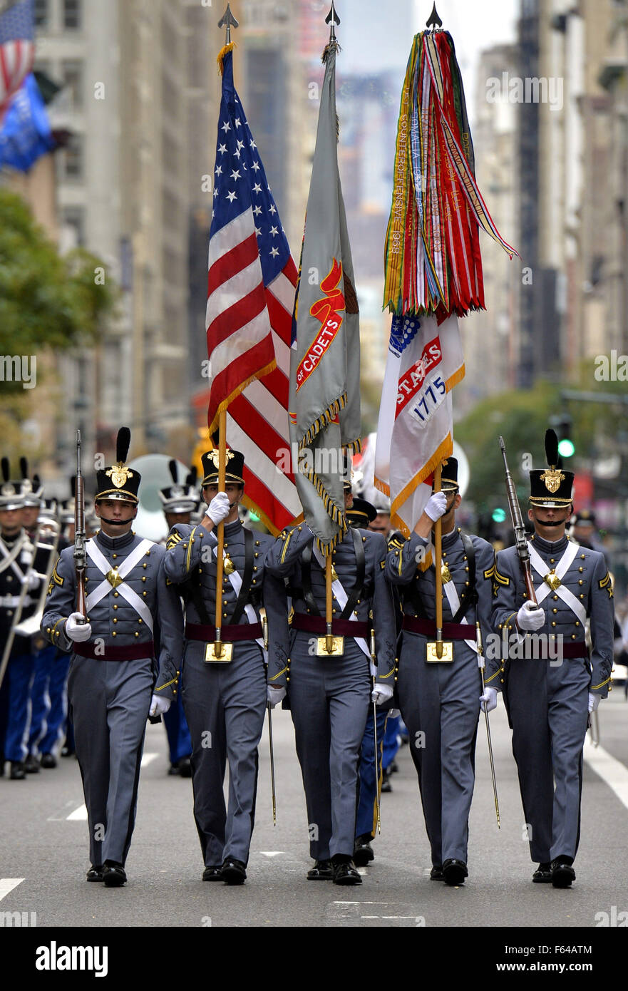 New York, Stati Uniti d'America. Xi Nov, 2015. Cadetti presso l' Accademia Militare degli Stati Uniti a West Point marzo a veterani del giorno Parade sulla Quinta Avenue di New York City, Stati Uniti, nov. 11, 2015. Conosciuto come il "America's Parade', veterani parata del giorno in New York City offre oltre 20.000 partecipanti, compresi i veterani, unità militari, delle imprese e di alta scuola bande e civici e gruppi di giovani. © Wang Lei/Xinhua/Alamy Live News Foto Stock