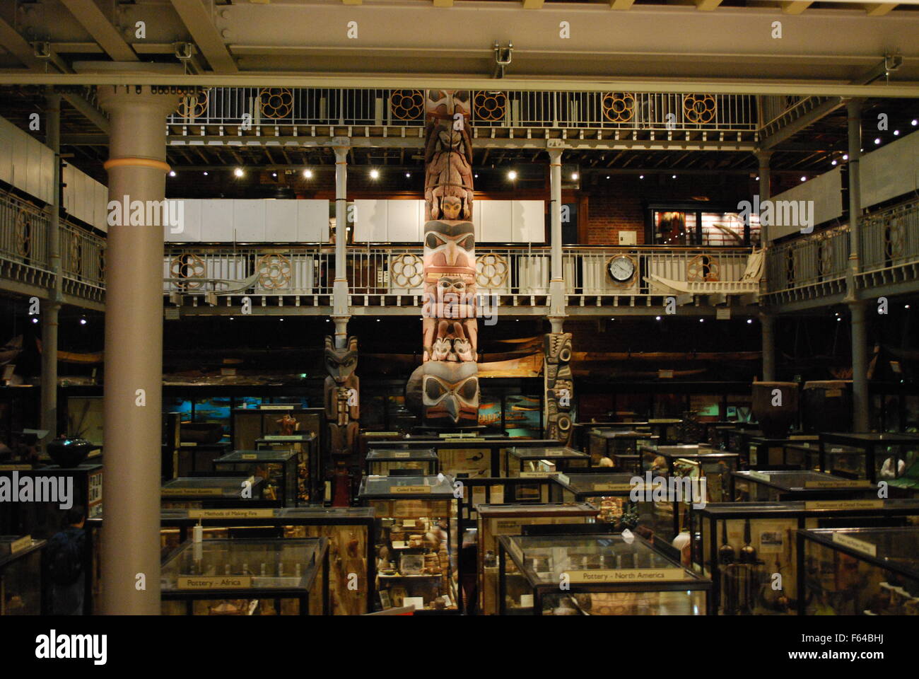 Il totem pole al Pitt Rivers Museum presso la Oxford University del Museo di Storia Naturale, Oxford, Inghilterra Foto Stock