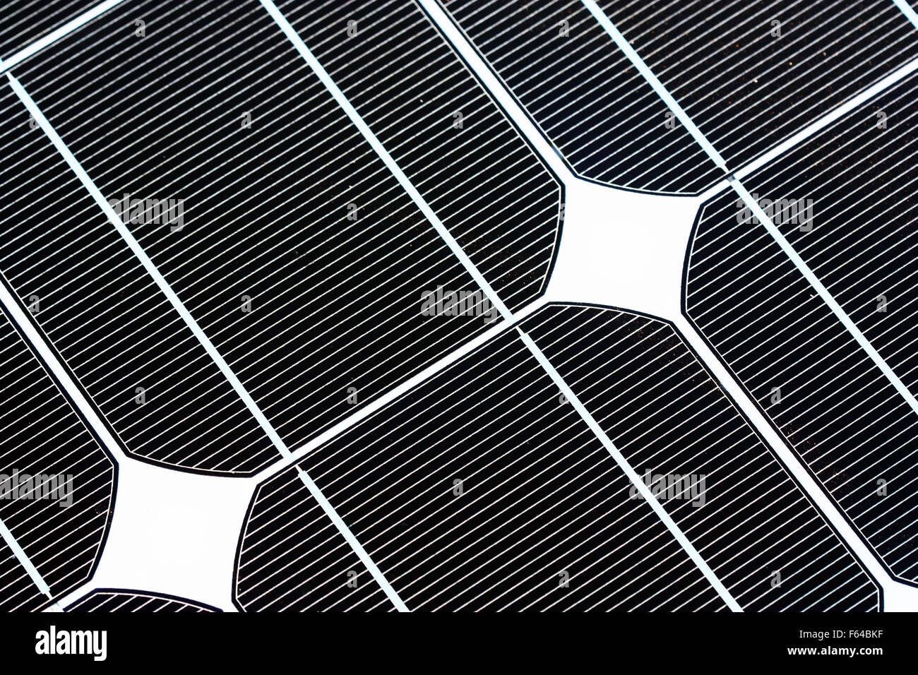 Un bianco e nero pannello solare per la produzione di una casa Foto Stock