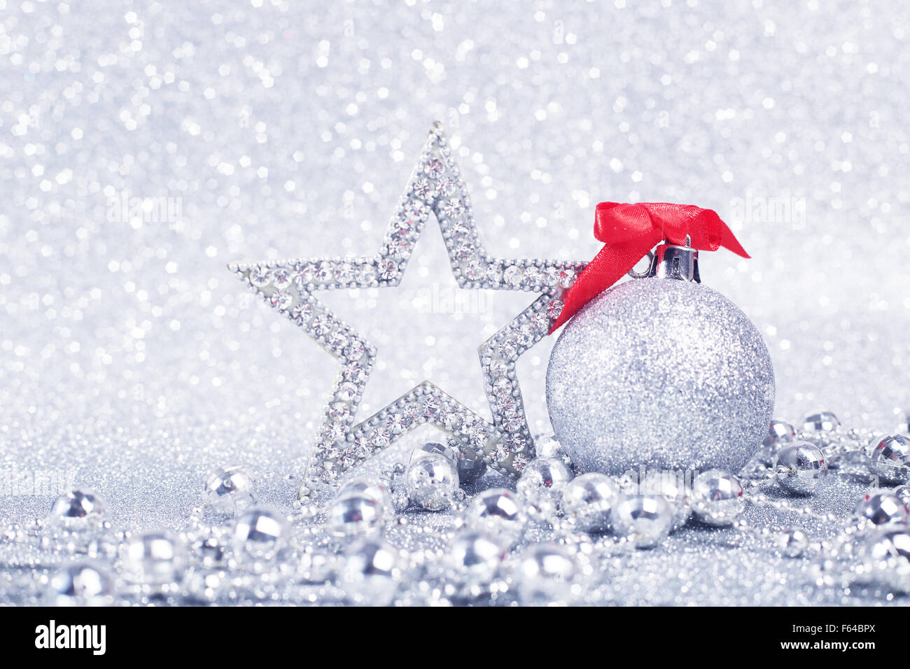 Decorazioni di Natale su shiny glitter con fondo argento con spazio di copia Foto Stock